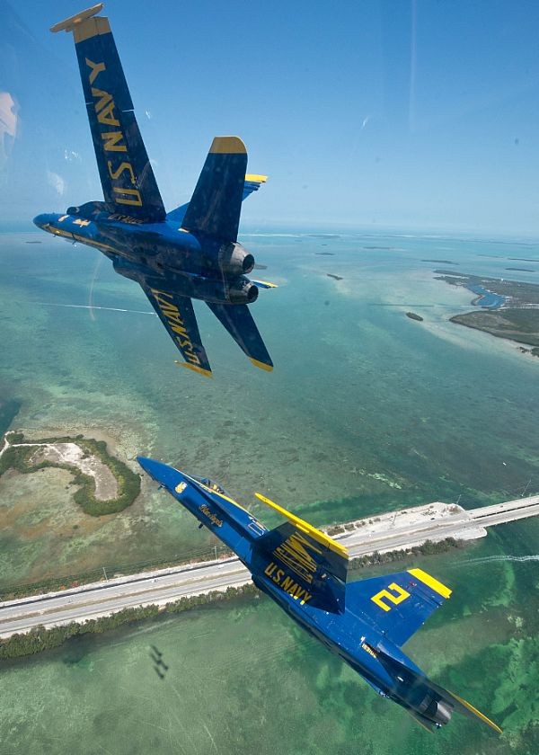 Các máy bay của phi đội bay trình diễn Thiên thần xanh/Blue Angels của Hải quân Mỹ.